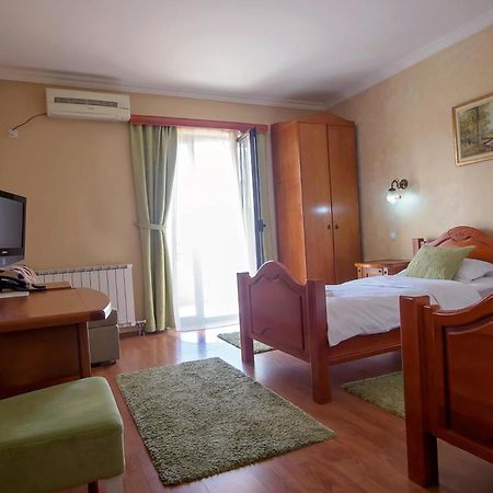 Hotel Holiday Podgorica Exterior photo