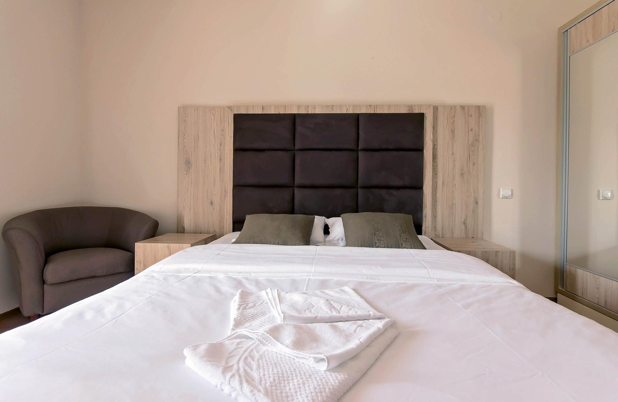 Hotel Holiday Podgorica Exterior photo