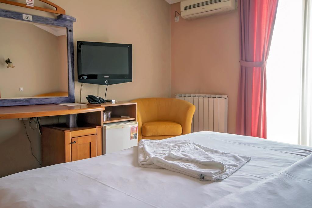 Hotel Holiday Podgorica Exterior photo