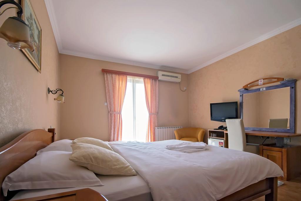 Hotel Holiday Podgorica Exterior photo