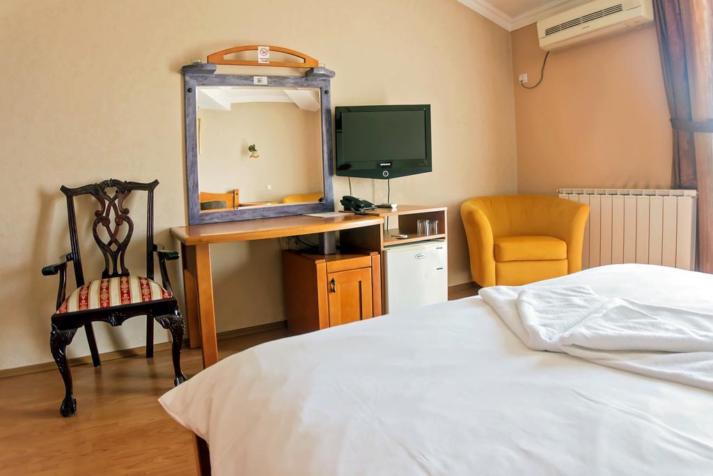 Hotel Holiday Podgorica Exterior photo