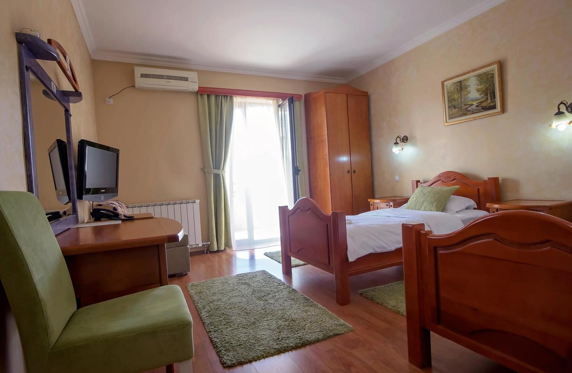 Hotel Holiday Podgorica Exterior photo