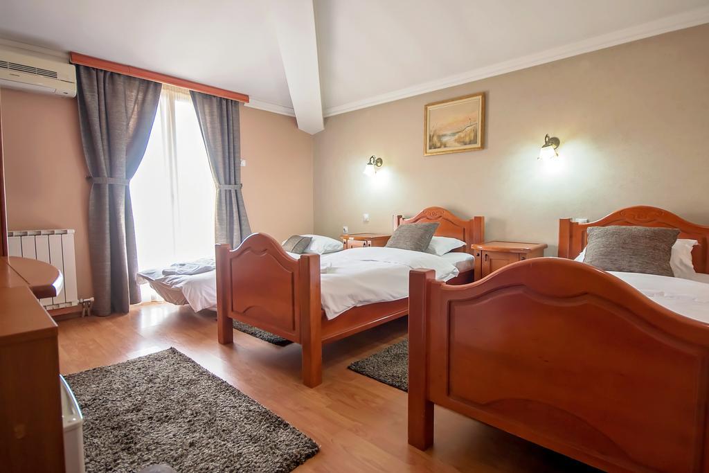 Hotel Holiday Podgorica Exterior photo
