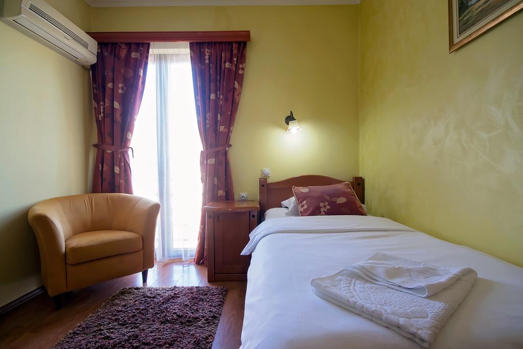 Hotel Holiday Podgorica Exterior photo