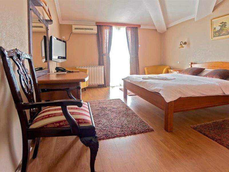 Hotel Holiday Podgorica Exterior photo
